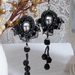 Abiti da sera BO ricamati con cristalli Swarovski, pizzo nero molto antico, perline rotonde intrecciate con paillettes e perle di seme